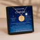 Personalisierte Sternenhimmel Kette für Enkeltochter mit Anhänger, der den Himmel nach Ort und Datum zeigt, präsentiert in eleganter schwarzer Schmuckbox mit dunkelblauem Sternenhimmel-Hintergrund. Ideal als Geschenk von Oma & Opa.