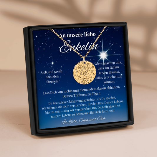 Personalisierte Sternenhimmel Kette für Enkeltochter mit Anhänger, der den Himmel nach Ort und Datum zeigt, präsentiert in eleganter schwarzer Schmuckbox mit dunkelblauem Sternenhimmel-Hintergrund. Ideal als Geschenk von Oma & Opa.