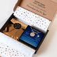 Personalisierte Sternenhimmel Kette für Enkeltochter mit Anhänger, der den Himmel nach Ort und Datum zeigt, präsentiert in eleganter schwarzer Schmuckbox mit dunkelblauem Sternenhimmel-Hintergrund. Ideal als Geschenk von Oma & Opa.