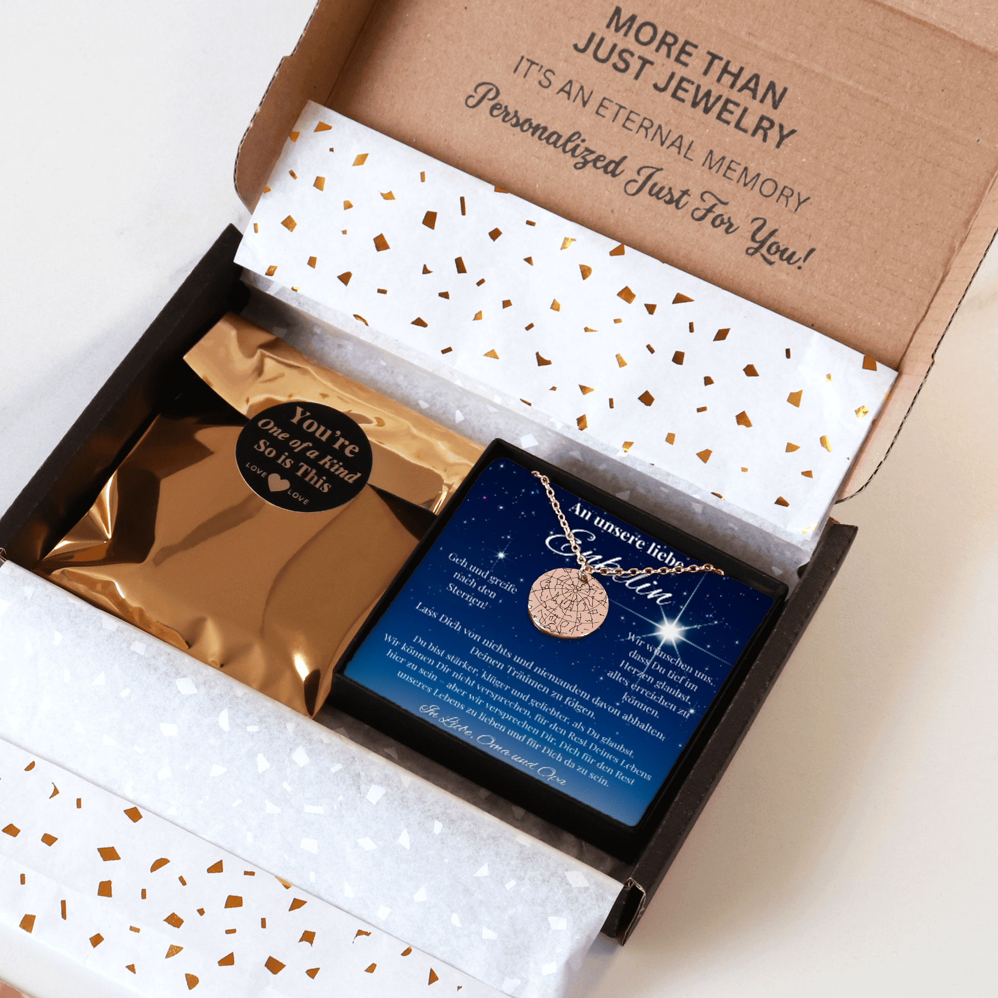 Personalisierte Sternenhimmel Kette für Enkeltochter mit Anhänger, der den Himmel nach Ort und Datum zeigt, präsentiert in eleganter schwarzer Schmuckbox mit dunkelblauem Sternenhimmel-Hintergrund. Ideal als Geschenk von Oma & Opa.