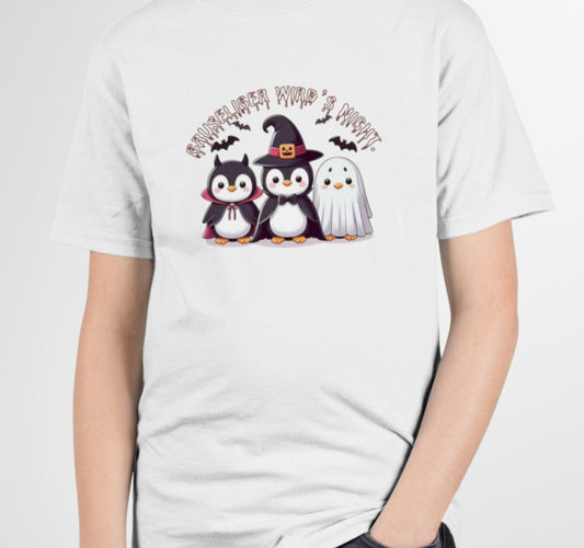 Kinder-T-Shirts mit Halloween-Motiv: Drei niedliche Pinguine als Vampir, Hexe und Geist. Spruch 'Gruseliger wird's nicht'. Perfektes Geschenk für kleine Halloween-Fans. In verschiedenen Farben erhältlich.