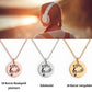 Eine goldene Halskette mit einem runden Anhänger, der mit einem Notenschlüssel und Musiknoten graviert ist. Die Kette wird in einer edlen, schwarzen Geschenkbox auf einer Karte mit einem inspirierenden, emotionalen Spruch präsentiert. Die liebevolle Aufmachung mit zarten Blütenblättern im Hintergrund positioniert den Schmuck als hochwertiges und bedeutungsvolles Geschenk für einen besonderen Menschen.