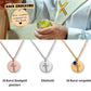 Personalisierte Konfirmationskette mit Kreuz-Anhänger und Geburtsstein in goldener Fassung, präsentiert in einer eleganten schwarzen Geschenkbox mit herausnehmbarer Karte. Im Hintergrund dunkler Hintergrund. Ideal als Geschenk zur Konfirmation, Firmung oder Geburtstag für junge Frauen.
