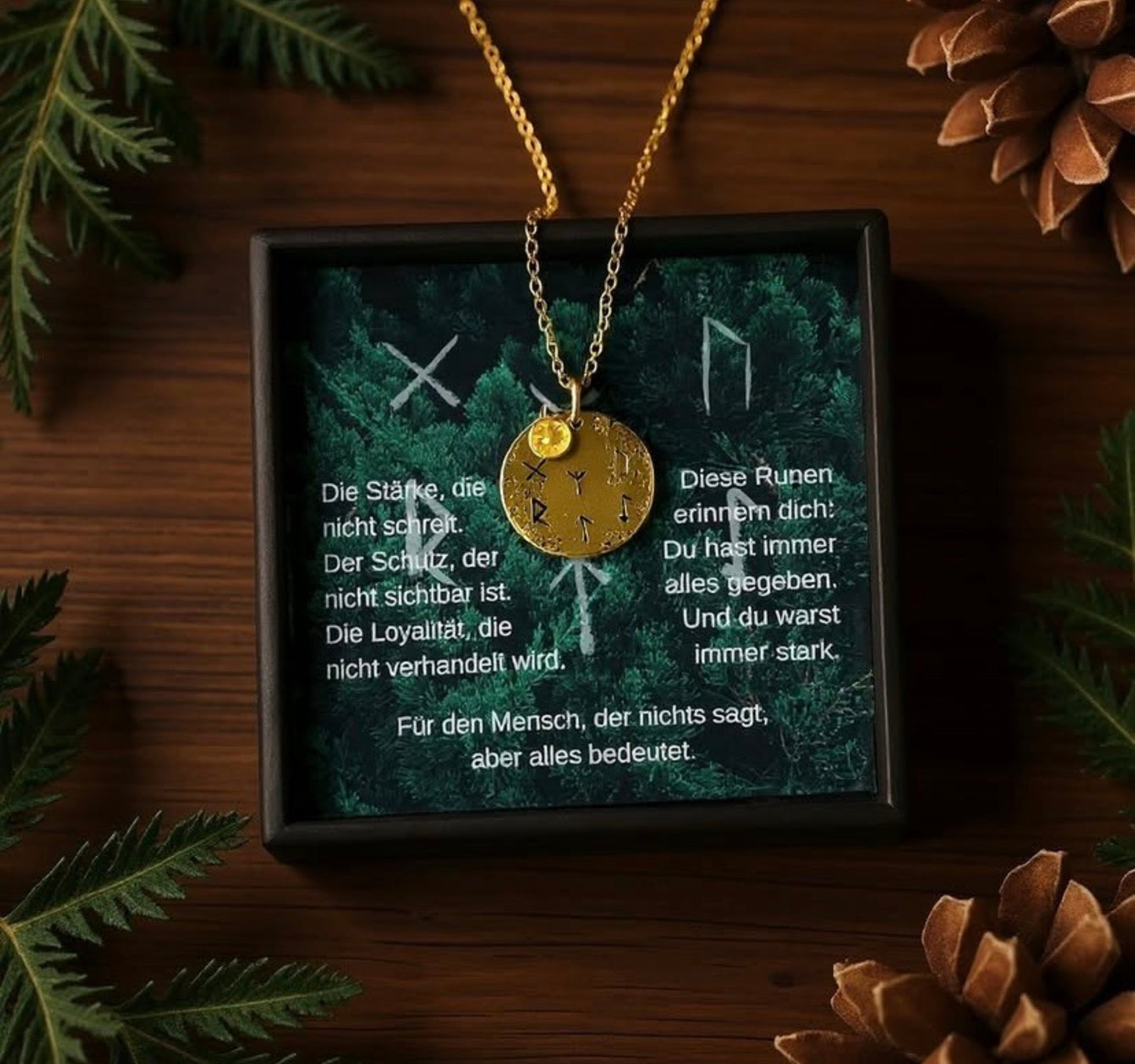 Personalisierbarer Runen-Anhänger aus Edelstahl in Silber, 18K Gold oder Roségold. Enthält sechs Runen des Elder Futhark für Schutz, Kraft, Loyalität und Stärke sowie einen echten Geburtsstein nach Wahl. Anhänger 20×20 mm, Kette 45+5 cm verstellbar, Rückseite bis 50 Zeichen gravierbar. Symbolischer Wikinger-Schmuck, ideal als Geschenk.