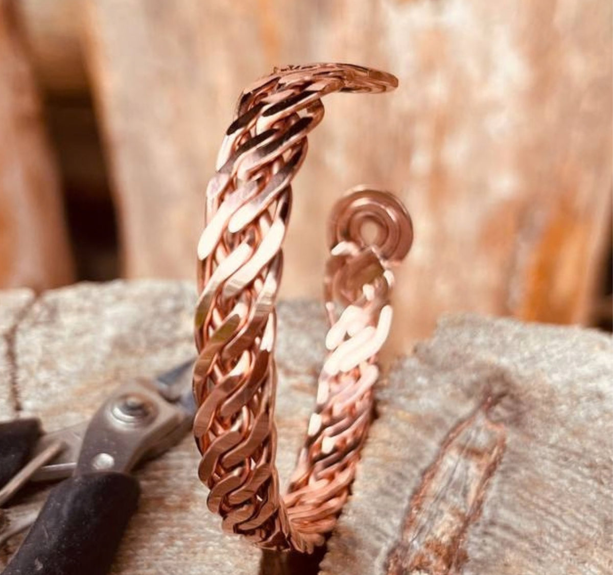 Handgefertigtes Kupferarmband Damen – verstellbarer offener Kupferarmreif aus reinem massivem Kupfer, anpassbarer Boho Hippie Schmuck, Energiearmband Heilarmband spiritueller Kupferschmuck für Frauen, warmer natürlicher Kupferarmreif mit lebendiger Energie, leichte vorübergehende Hautverfärbung durch echtes Kupfer möglich, handgearbeitet und biegsam