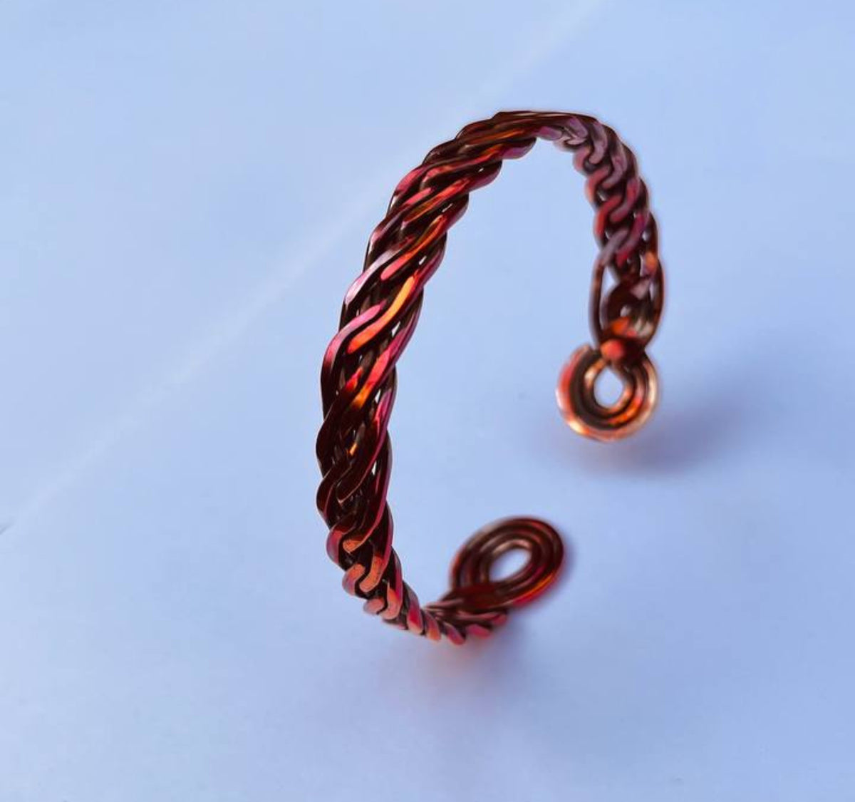 Handgefertigtes Kupferarmband Damen – verstellbarer offener Kupferarmreif aus reinem massivem Kupfer, anpassbarer Boho Hippie Schmuck, Energiearmband Heilarmband spiritueller Kupferschmuck für Frauen, warmer natürlicher Kupferarmreif mit lebendiger Energie, leichte vorübergehende Hautverfärbung durch echtes Kupfer möglich, handgearbeitet und biegsam