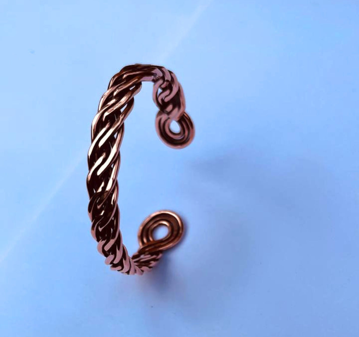Handgefertigtes Kupferarmband Damen – verstellbarer offener Kupferarmreif aus reinem massivem Kupfer, anpassbarer Boho Hippie Schmuck, Energiearmband Heilarmband spiritueller Kupferschmuck für Frauen, warmer natürlicher Kupferarmreif mit lebendiger Energie, leichte vorübergehende Hautverfärbung durch echtes Kupfer möglich, handgearbeitet und biegsam
