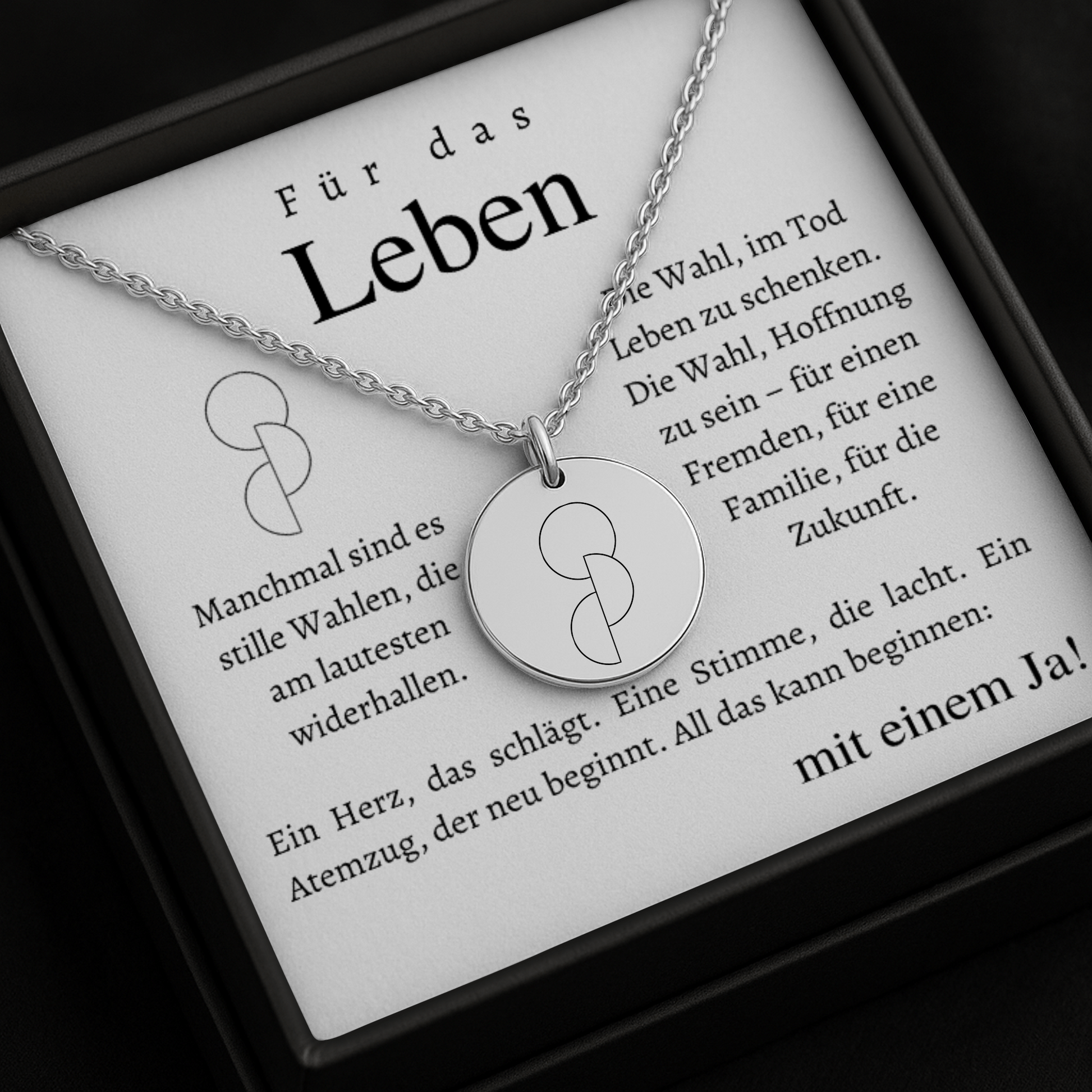 Halskette mit runden Anhänger aus Edelstahl in 18k Gelb Gold, fein graviertes Blättchen-Symbol für Organspende. Personalisierbare Gravur auf der Rückseite. Verstellbare Kette in Stahlsilber, 18K vergoldet oder rosé vergoldet. Inklusive Grußkarte mit symbolischem Text zur Organspende. Ideal als Danke schön Geschenk, Mutmacher oder Symbol für Leben retten.