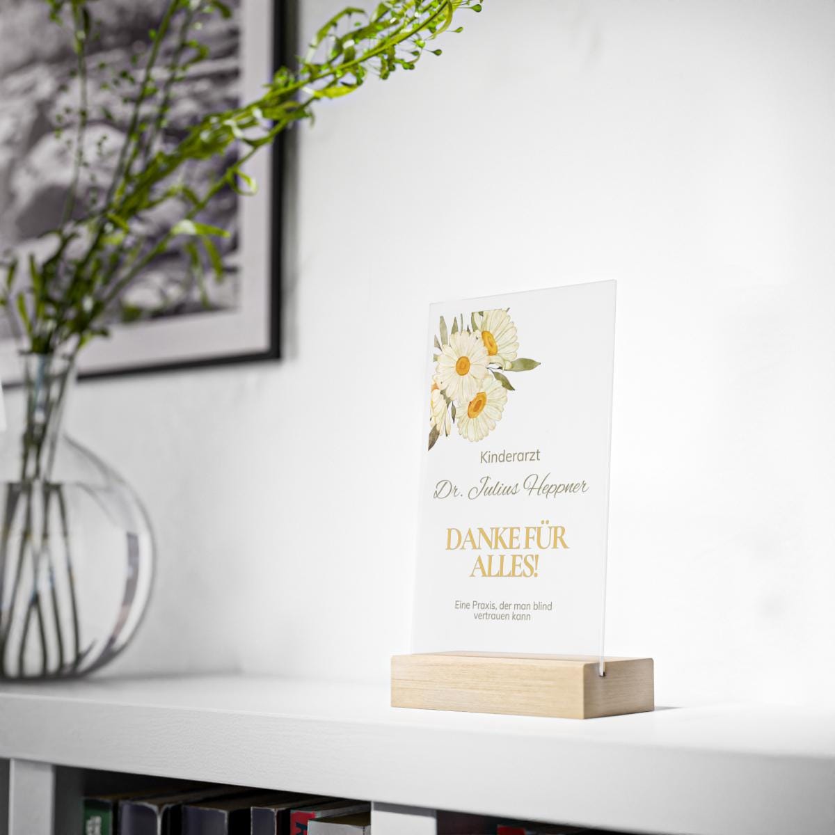 Personalisierte Acryl-Dankestafel mit Buchenholzsockel als Geschenk für Ärzte – mit zartem Blumenmuster und optionaler warmweißer LED-Beleuchtung, ideal als Danksagung an Kinderarzt oder medizinisches Team.