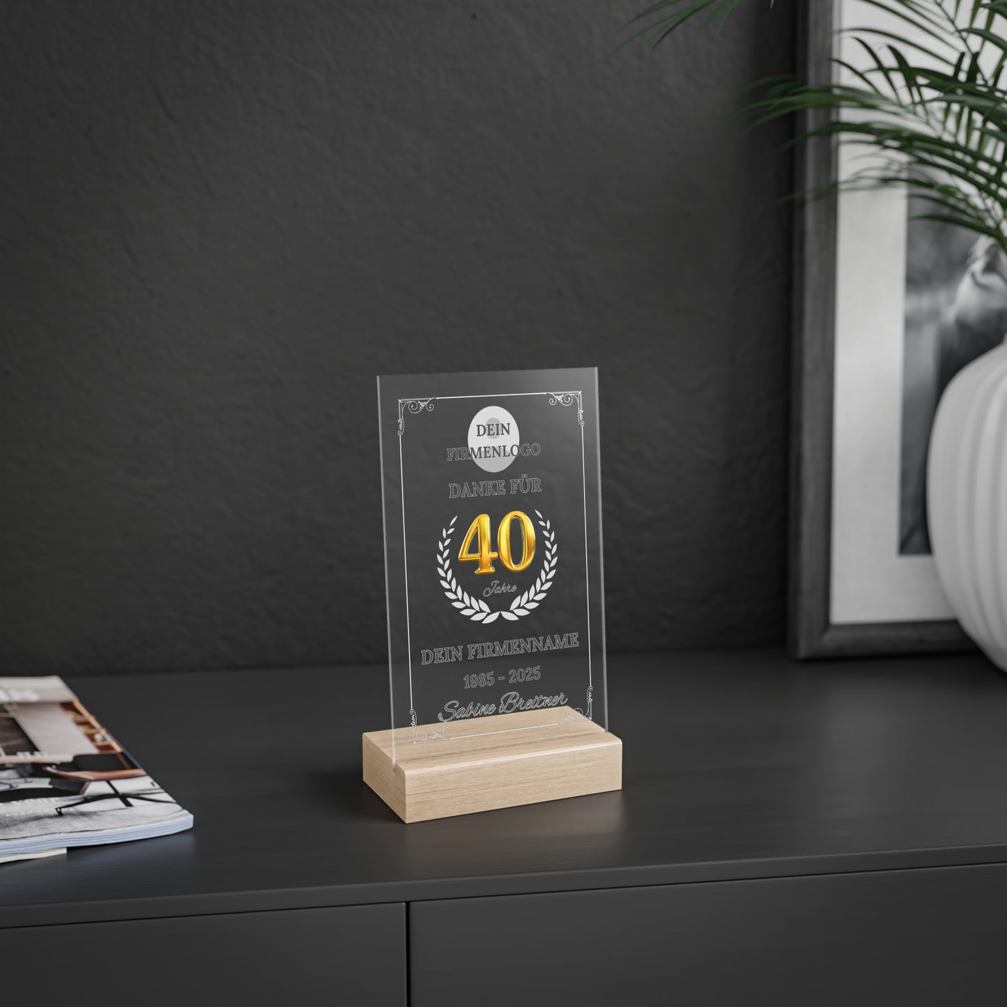Personalisierte Acryl-Tafel als exklusives Weihnachtsgeschenk für Kollegen oder als Team Geschenk. Perfekt als Mitarbeiter Geschenk zum 10-jährigen Firmenjubiläum oder 25 Jahre Jubiläum. Ein einzigartiges Jubiläum Geschenk für das beste Team der Welt – ideal für Geschenke für Kollegen zum Jahrestag oder Firmenjubiläum. Hochwertige Acrylglasbilder als besonderes Jubiläum Firma Präsent oder kreativer Fußball Pokal.
