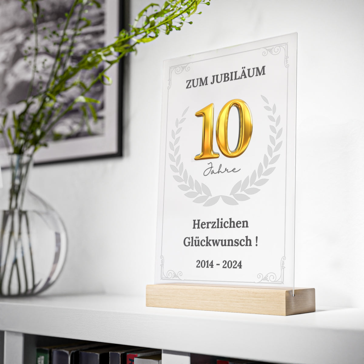 Personalisierte Acryltafel zum Firmen- oder Mitarbeiterjubiläum (10, 25 oder 50 Jahre) auf FSC-zertifiziertem Buchenholzsockel. Mit goldener Zahl, Lorbeerkranz und optionaler LED-Beleuchtung in Größe L. Ideal als Geschenk für langjährige Betriebszugehörigkeit.