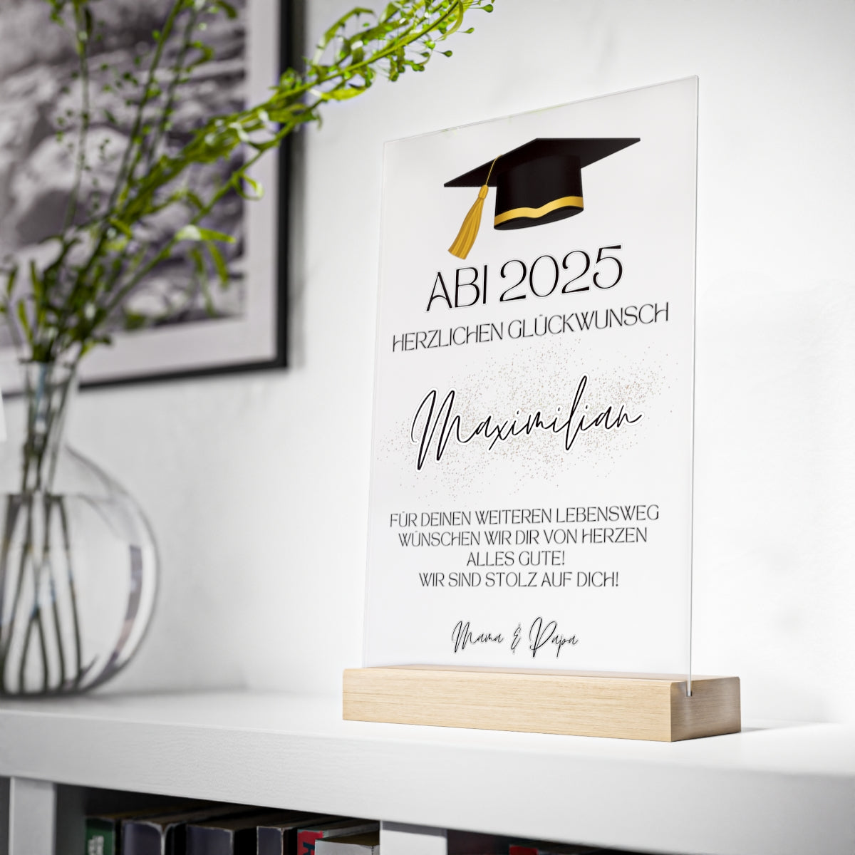 Perfektes Geschenk zum Abschluss

Suchst du ein besonderes Geschenk zum Abschluss für deinen Lieblingsmenschen? Diese edle Acryltafel ist ideal, um Wertschätzung und Stolz auszudrücken. Ob für Abitur, Bachelor oder Masterabschluss – sie macht den Moment unvergesslich. Erhältlich in den Größen 13 x 20 cm und 20 x 30 cm, steht sie sicher auf einem hochwertigen Holzsockel. Mit Talar- oder Doktorhut-Motiv und persönlichem Abschlussdatum wird sie zum Blickfang. Der Text „Für Deinen weiteren Lebensweg wünschen wi