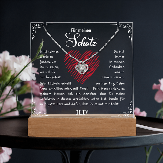 Edle Acryltafel mit LED-Holzsockel und gedruckter Liebeserklärung: „Für meinen Schatz…“. Mit funkelnder Love-Knot-Halskette – das perfekte Geschenk zum Valentinstag oder Jahrestag, um Deine tiefsten Gefühle stilvoll auszudrücken.