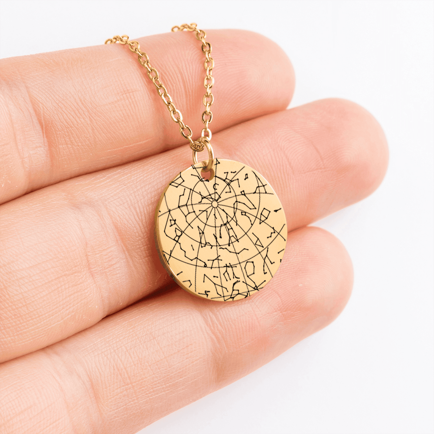 Personalisierte Sternenhimmel Kette „Leuchte hell, kleiner Stern“ mit Anhänger, der den Himmel nach Ort und Datum zeigt, präsentiert in eleganter schwarzer Schmuckbox mit dunkelblauem Sternenhimmel-Hintergrund. Ideal als Sternenkind Andenken oder Trauergeschenk.