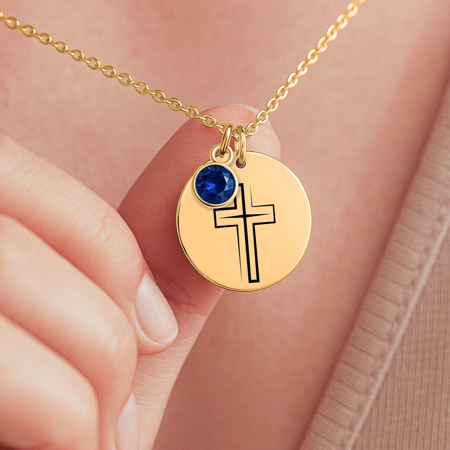 Personalisierte Konfirmationskette mit Kreuz-Anhänger und Geburtsstein in goldener Fassung, präsentiert in einer eleganten schwarzen Geschenkbox mit herausnehmbarer Karte. Im Hintergrund dunkler Hintergrund. Ideal als Geschenk zur Konfirmation, Firmung oder Geburtstag für junge Frauen.