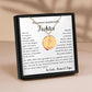 Personalisierte Geburtsblume Namenskette aus hochwertigem Edelstahl (Gold, Rosegold, Silber) mit individueller Gravur von Geburtsblume und Name. Ein bedeutungsvolles Geschenk für Töchter zu besonderen Anlässen wie Taufe, Konfirmation, Auszug oder als liebevolle Erinnerung an die elterliche Liebe. Hypoallergen, anlaufbeständig und geschenkfertig verpackt. Zeigt die Schönheit und Personalisierung des Schmuckstücks.