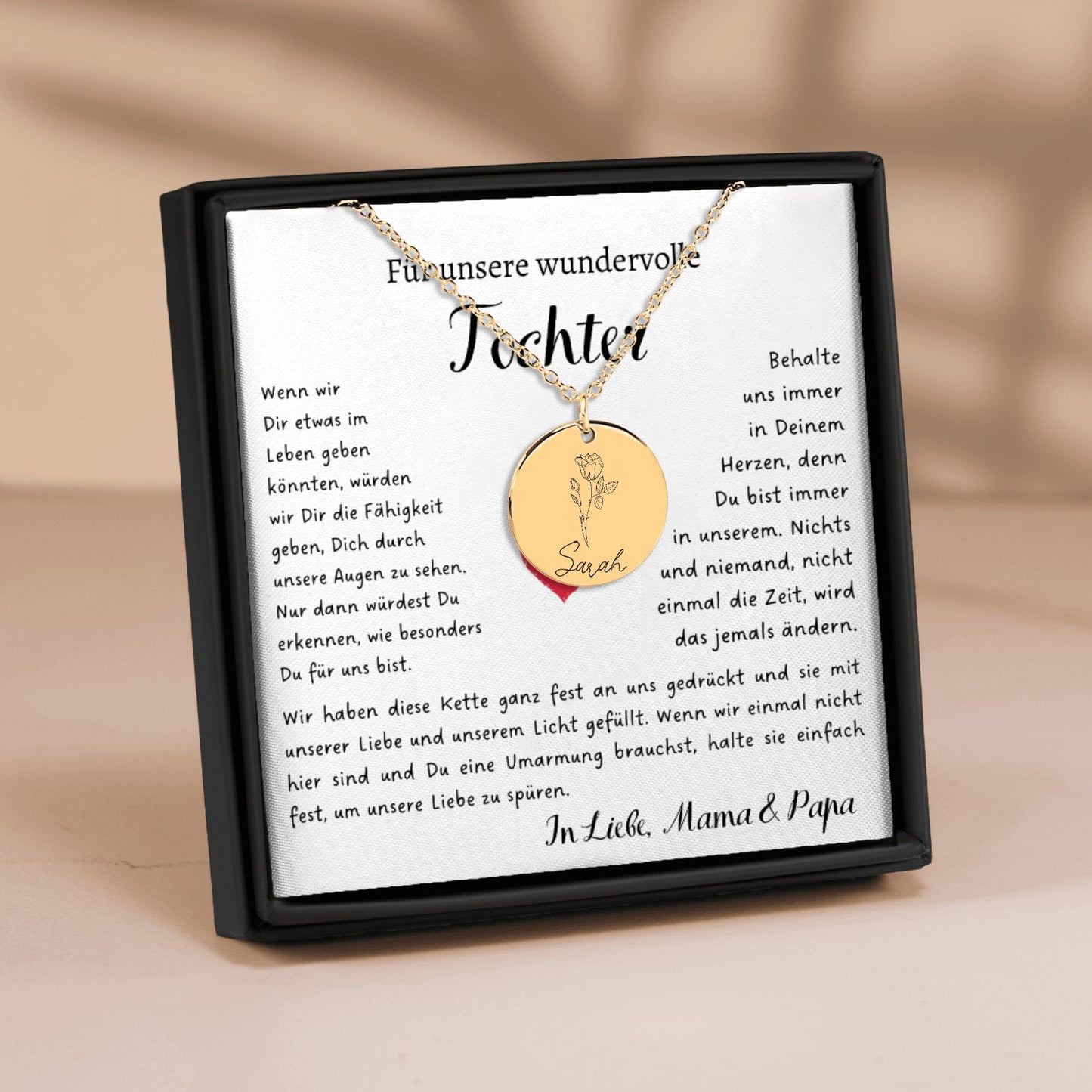 Personalisierte Geburtsblume Namenskette aus hochwertigem Edelstahl (Gold, Rosegold, Silber) mit individueller Gravur von Geburtsblume und Name. Ein bedeutungsvolles Geschenk für Töchter zu besonderen Anlässen wie Taufe, Konfirmation, Auszug oder als liebevolle Erinnerung an die elterliche Liebe. Hypoallergen, anlaufbeständig und geschenkfertig verpackt. Zeigt die Schönheit und Personalisierung des Schmuckstücks.