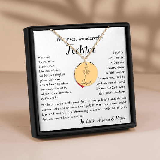 Personalisierte Geburtsblume Namenskette aus hochwertigem Edelstahl (Gold, Rosegold, Silber) mit individueller Gravur von Geburtsblume und Name. Ein bedeutungsvolles Geschenk für Töchter zu besonderen Anlässen wie Taufe, Konfirmation, Auszug oder als liebevolle Erinnerung an die elterliche Liebe. Hypoallergen, anlaufbeständig und geschenkfertig verpackt. Zeigt die Schönheit und Personalisierung des Schmuckstücks.
