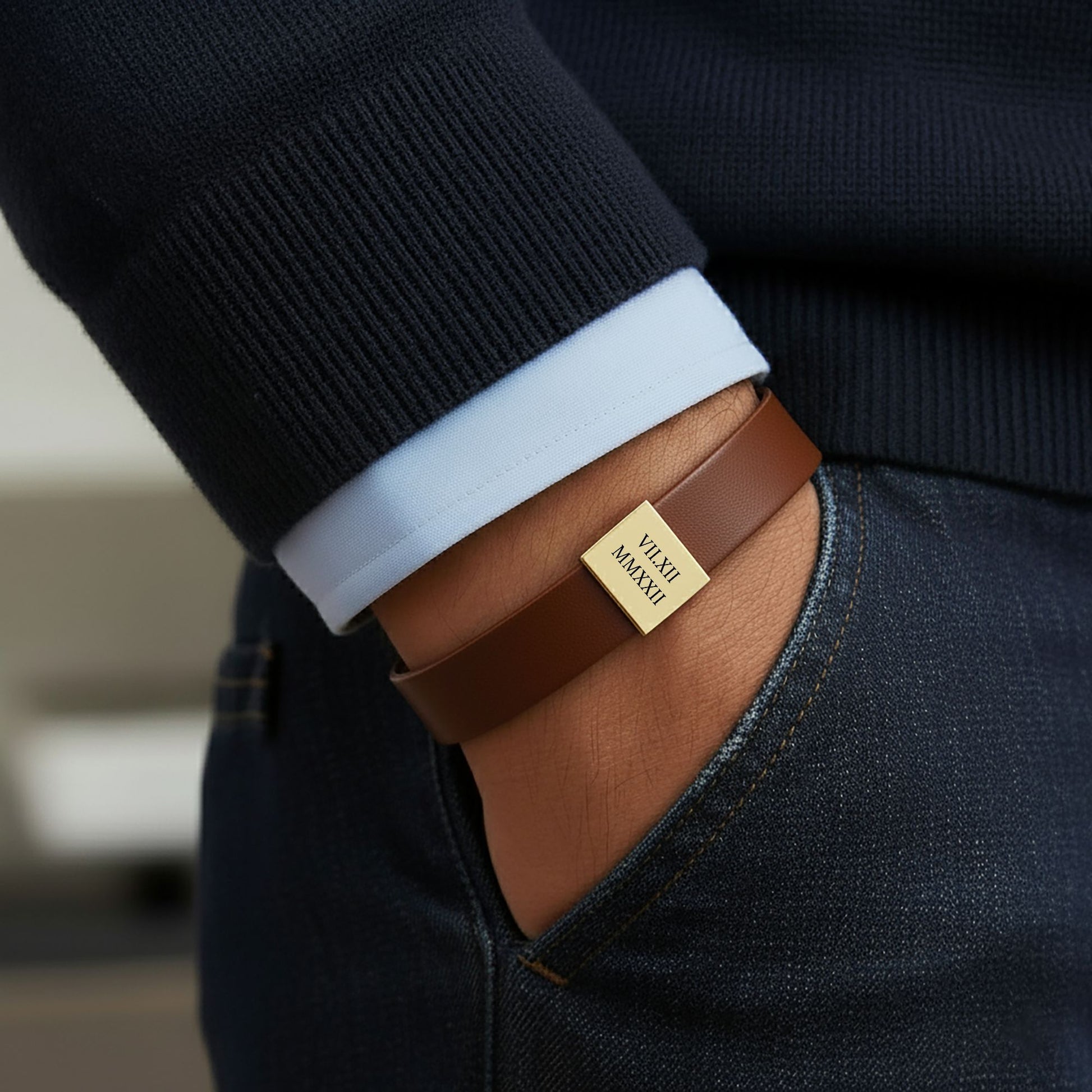 Nüchternheit Armband aus schwarzem/braunem veganem Leder, verstellbar 19–26 cm, mit silberner/18k vergoldeter Edelstahlplatte – Lasergravur für 1 Jahr nüchtern, 30 Tage nüchtern, AA Geschenk, Nüchternheitsjubiläum, Sobriety Armband, Genesungsschmuck für Männer, Mutmacher mit Spruch "Ein Tag nach dem anderen" und "Du bist frei – der Tag ist dein", Freiheit Schmuck als Recovery-Geschenk.