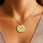Personalisierte Vegvisir-Halskette aus 18-karätig vergoldetem Edelstahl, inkl. schwarzer Geschenkbox mit romantischer Botschaft an eine „Schildmaid“. Der runde Anhänger zeigt das nordische Vegvisir-Symbol – Sinnbild für Schutz und Orientierung. Die Kette umschließt den Anhänger stilvoll. Die Message unterstreicht Liebe, Stärke und gemeinsame Wege. Ein ideales Geschenk für starke Frauen, die nordische Mythologie lieben – perfekt zum Geburtstag, Jahrestag oder als Zeichen tiefer Verbundenheit.