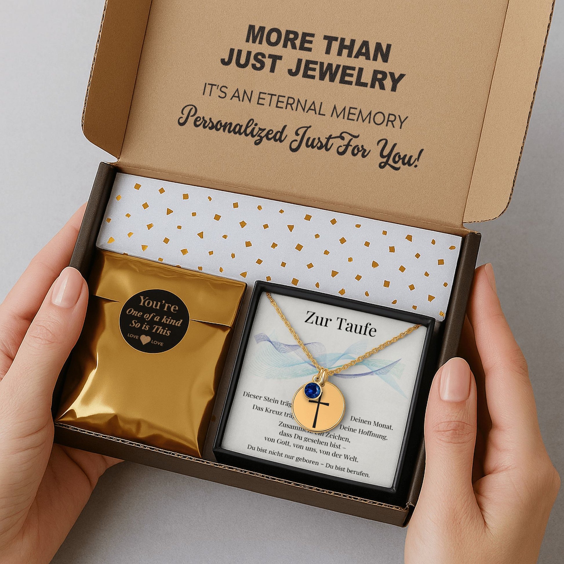 Personalisierte Taufkette mit Kreuz-Anhänger und Geburtsstein Anhänger, präsentiert in einer eleganten schwarzen Geschenkbox mit herausnehmbarer Karte. In 3 verschiedenen Varianten. Ideal als Taufgeschenk, Konfirmationsgeschenk oder Geburtstagskette für kleine Tochter.