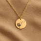Eine gold Halskette mit runden Anhänger, auf dem eine fein gravierte Windblume abgebildet ist, liegt auf einer weißen Grußkarte in einer schwarzen Schmuckbox. Die Karte trägt die Nachricht: „Liebe Mama – Ohne Dich wäre ich nicht der Mensch, der ich...“ Daneben ist eine zarte Illustration einer Braut. Die 18K vergoldete Edelstahlkette ist 45 cm lang mit 5 cm Verlängerung. Ein emotionales Dankeschön-Geschenk für die Mutter der Braut, liebevoll verpackt und bereit zum Verschenken.