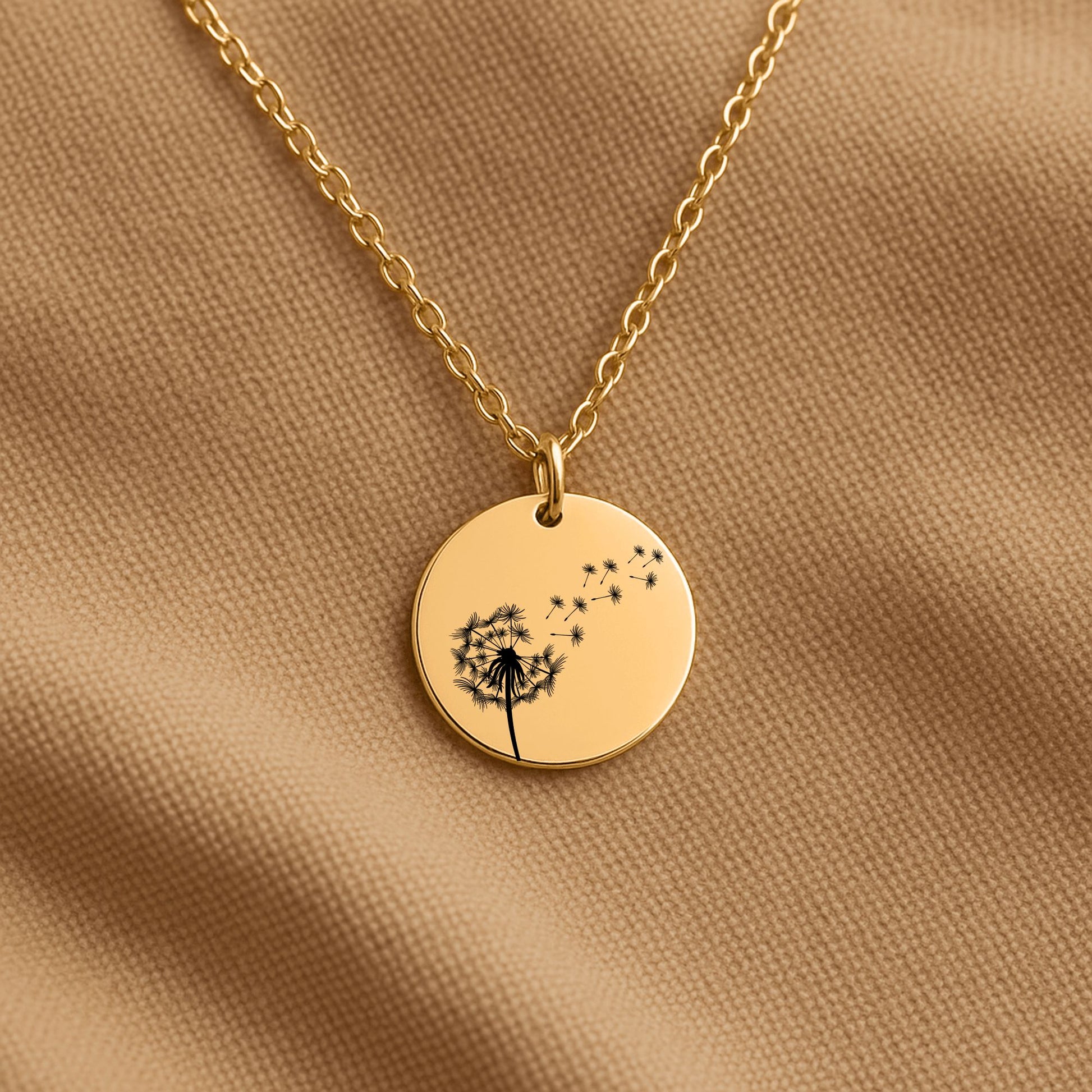 Eine gold Halskette mit runden Anhänger, auf dem eine fein gravierte Windblume abgebildet ist, liegt auf einer weißen Grußkarte in einer schwarzen Schmuckbox. Die Karte trägt die Nachricht: „Liebe Mama – Ohne Dich wäre ich nicht der Mensch, der ich...“ Daneben ist eine zarte Illustration einer Braut. Die 18K vergoldete Edelstahlkette ist 45 cm lang mit 5 cm Verlängerung. Ein emotionales Dankeschön-Geschenk für die Mutter der Braut, liebevoll verpackt und bereit zum Verschenken.