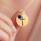 Personalisierte Taufkette mit Kreuz-Anhänger und Geburtsstein Anhänger, präsentiert in einer eleganten schwarzen Geschenkbox mit herausnehmbarer Karte. In 3 verschiedenen Varianten. Ideal als Taufgeschenk, Konfirmationsgeschenk oder Geburtstagskette für kleine Tochter.