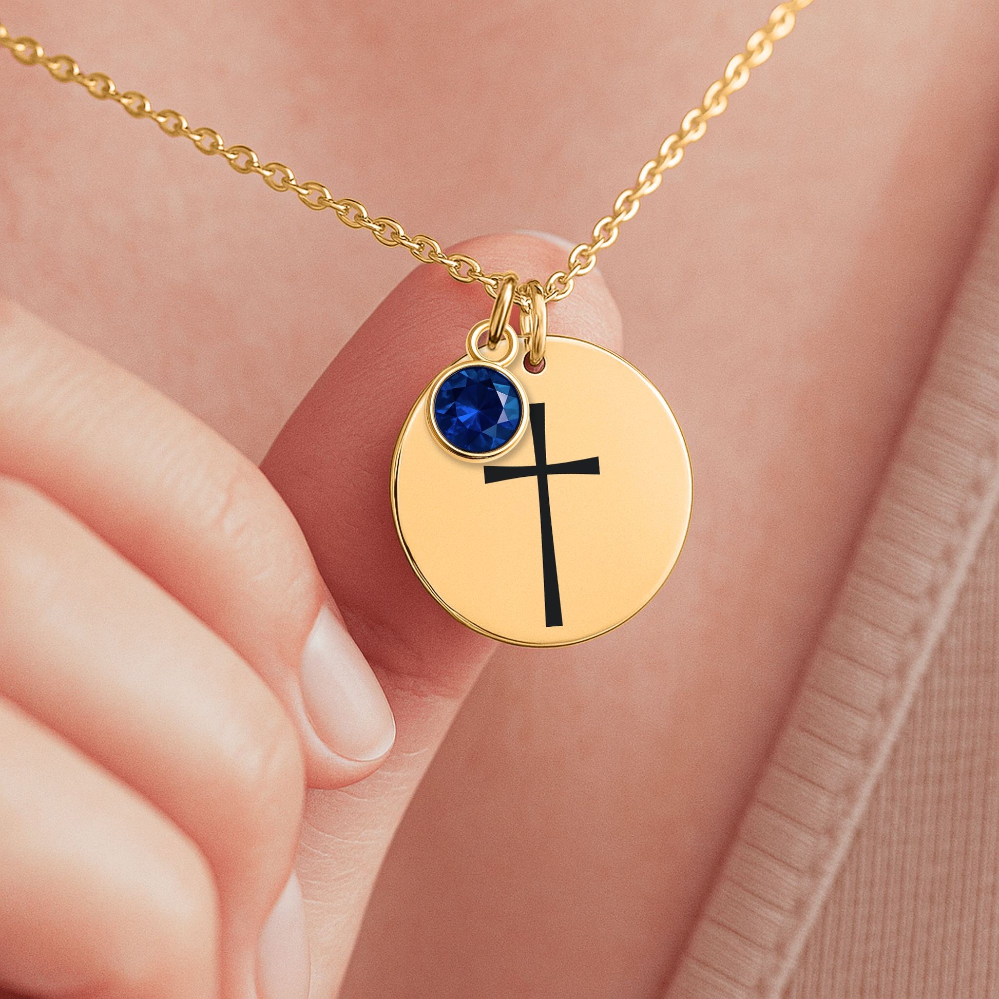 Personalisierte Taufkette mit Kreuz-Anhänger und Geburtsstein Anhänger, präsentiert in einer eleganten schwarzen Geschenkbox mit herausnehmbarer Karte. In 3 verschiedenen Varianten. Ideal als Taufgeschenk, Konfirmationsgeschenk oder Geburtstagskette für kleine Tochter.