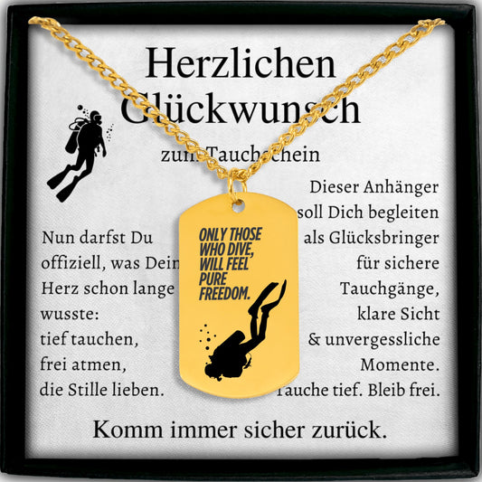 Halskette mit Dog-Tag-Anhänger und Spruch „Only those who dive, will feel pure freedom.“ Silhouette eines Tauchers, eingefasst in einer schwarzen Schmuckbox mit Grußkarte. Herzlichen Glückwunsch zum Tauchschein. Geschenk für Taucher, Tauchreise-Glückbringer, Scuba Diving Jewelry. In 18k Gelb Gold oder Edelstahl Silber erhältlich.