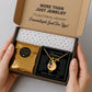 Ein goldenes Collier mit einem runden Anhänger, verziert mit Geburtsstein und einem zarten Pusteblumenmotiv, ruht in einer eleganten schwarzen Geschenkbox. Die Box enthält eine herzliche Botschaft von den Eltern an ihre Tochter, die die tiefe Liebe und den Wunsch ausdrückt, ihr das Beste im Leben zu geben. Die Rückseite des Anhängers ist personalisierbar, ideal für eine Gravur, die diese liebevolle Botschaft oder ein besonderes Datum für immer festhält und das Schmuckstück unvergesslich macht.