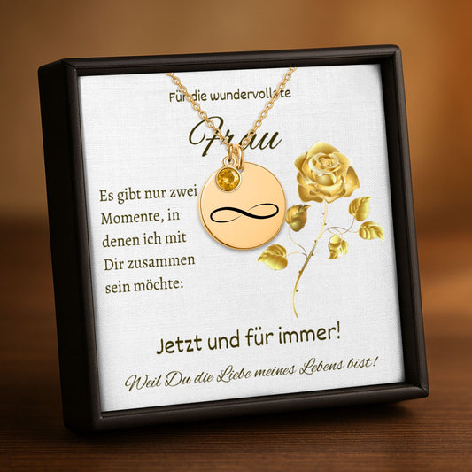Elegante personalisierte Halskette aus Edelstahl mit rundem Anhänger (20 x 20 mm), Unendlichkeitszeichen und farbigem Geburtsstein (9 x 6 mm). Rückseite individuell gravierbar mit Name, Datum oder Zitat. Erhältlich in Silber, 18K Gold oder Rosé Gold. Lieferung in edler Schmuckbox mit liebevoller Grußkarte – ein zeitloses Geschenk für Frau, Mama oder Partnerin, das ewige Liebe symbolisiert.