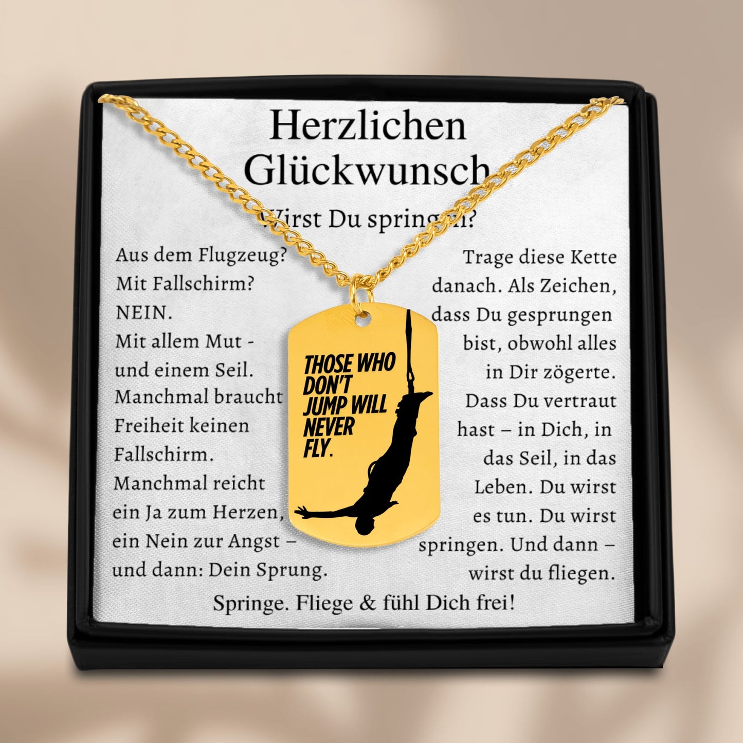 Halskette mit personalisiertem Anhänger mit Spruch „Those who don’t jump will never fly“, in schwarzer Schmuckbox mit Grußkarte. Ideal als Zugabe zum Bungee-Gutschein. Geschenk für Abenteurer, Freiheitsliebhaber, Motivations-Schmuck.