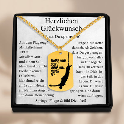 Halskette mit personalisiertem Anhänger mit Spruch „Those who don’t jump will never fly“, in schwarzer Schmuckbox mit Grußkarte. Ideal als Zugabe zum Bungee-Gutschein. Geschenk für Abenteurer, Freiheitsliebhaber, Motivations-Schmuck.