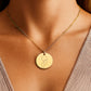Halskette mit runden Anhänger aus Edelstahl in 18k Gelb Gold, fein graviertes Blättchen-Symbol für Organspende. Personalisierbare Gravur auf der Rückseite. Verstellbare Kette in Stahlsilber, 18K vergoldet oder rosé vergoldet. Inklusive Grußkarte mit symbolischem Text zur Organspende. Ideal als Danke schön Geschenk, Mutmacher oder Symbol für Leben retten.