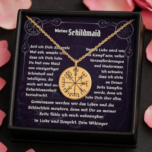 Personalisierte Vegvisir-Halskette aus 18-karätig vergoldetem Edelstahl, inkl. schwarzer Geschenkbox mit romantischer Botschaft an eine „Schildmaid“. Der runde Anhänger zeigt das nordische Vegvisir-Symbol – Sinnbild für Schutz und Orientierung. Die Kette umschließt den Anhänger stilvoll. Die Message unterstreicht Liebe, Stärke und gemeinsame Wege. Ein ideales Geschenk für starke Frauen, die nordische Mythologie lieben – perfekt zum Geburtstag, Jahrestag oder als Zeichen tiefer Verbundenheit.