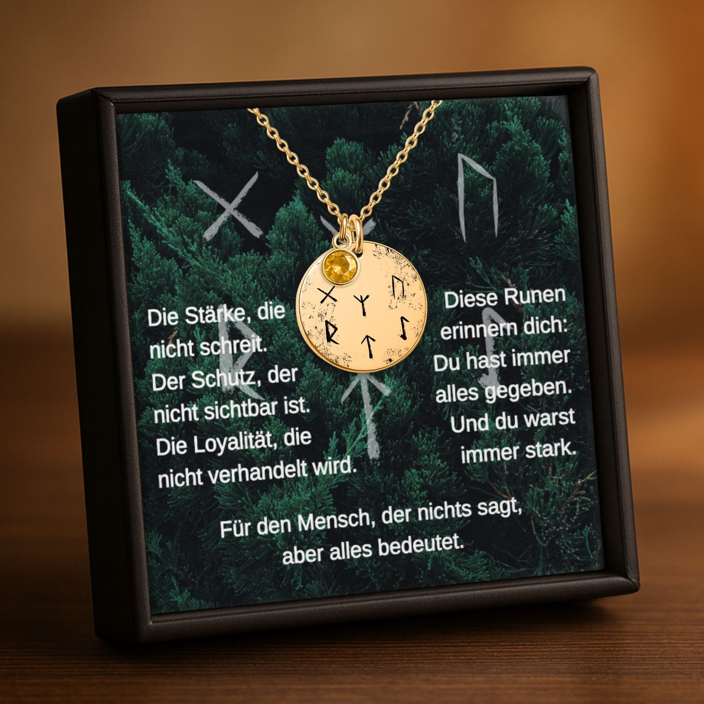 Personalisierbarer Runen-Anhänger aus Edelstahl in Silber, 18K Gold oder Roségold. Enthält sechs Runen des Elder Futhark für Schutz, Kraft, Loyalität und Stärke sowie einen echten Geburtsstein nach Wahl. Anhänger 20×20 mm, Kette 45+5 cm verstellbar, Rückseite bis 50 Zeichen gravierbar. Symbolischer Wikinger-Schmuck, ideal als Geschenk.