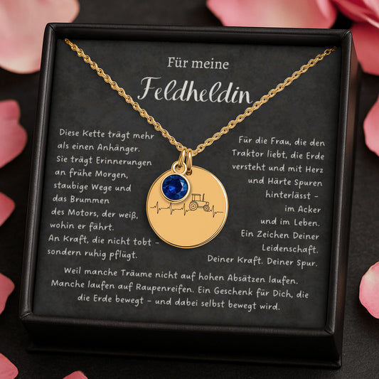 Personalisierte Traktor Halskette mit Geburtsstein aus Edelstahl mit Gravur – perfektes Geschenk für Bäuerinnen. 20x20 mm Herzanhänger mit detailreichem Traktor-Design, 9x6 mm Geburtsstein. Persönliche Gravur auf der Rückseite möglich. In 18 Karat vergoldet, rosévergoldet oder Stahlsilber erhältlich. 45+5 cm Kette – symbolisiert Liebe zum Landleben und Landwirtschaft. Bauernhof-Schmuck mit Präzisions-Lasergravur, langlebig und hautfreundlich.