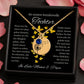 Ein goldenes Collier mit einem runden Anhänger, verziert mit Geburtsstein und einem zarten Pusteblumenmotiv, ruht in einer eleganten schwarzen Geschenkbox. Die Box enthält eine herzliche Botschaft von den Eltern an ihre Tochter, die die tiefe Liebe und den Wunsch ausdrückt, ihr das Beste im Leben zu geben. Die Rückseite des Anhängers ist personalisierbar, ideal für eine Gravur, die diese liebevolle Botschaft oder ein besonderes Datum für immer festhält und das Schmuckstück unvergesslich macht.
