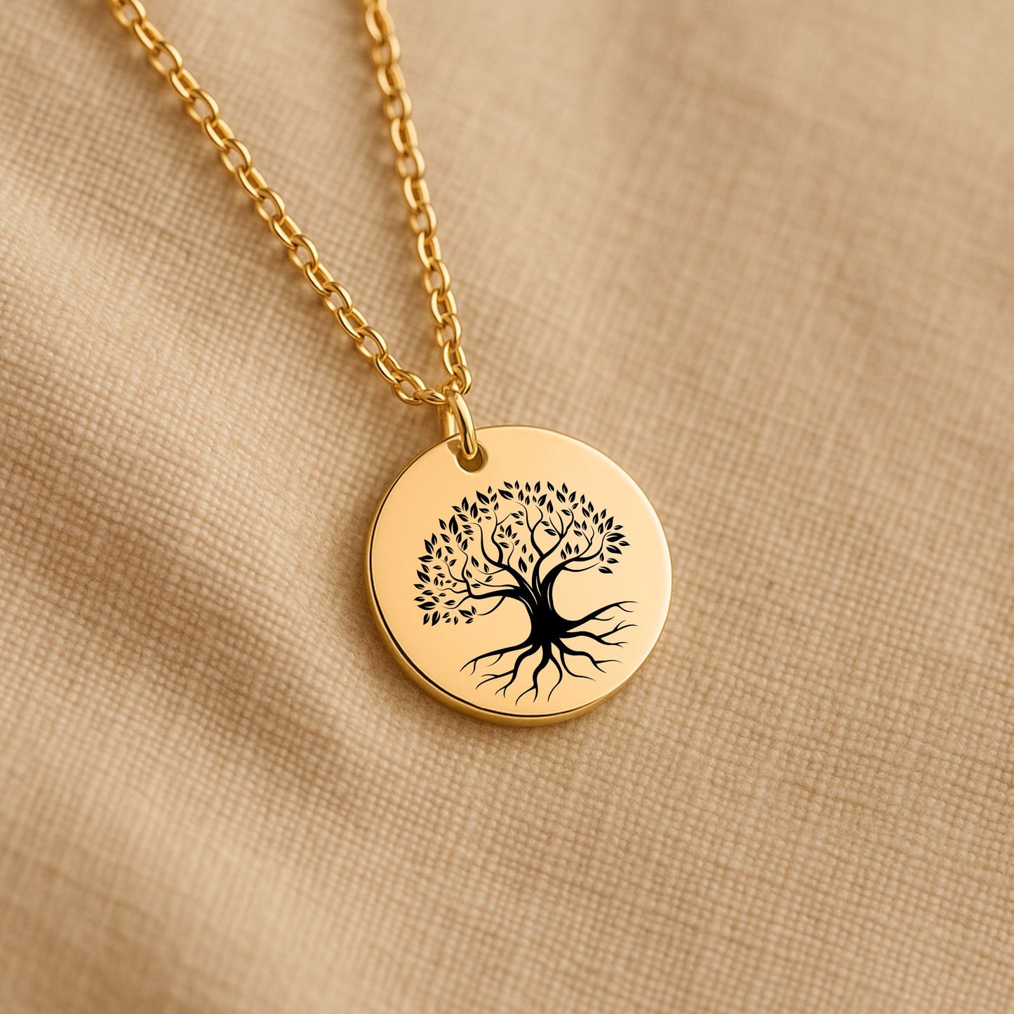 Personalisierte Baum des Lebens Kette „Für unsere wundervolle Tochter“ mit Anhänger mit fein graviertem Baum des Lebens - Yggdrasil, präsentiert in eleganter schwarzer Schmuckbox. Ideal als Geschenk zum Geburtstag, Weihnachten oder Jugendweihe, Konfirmation, Firmung, Kommunion von Mama & Papa.