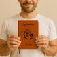 Personalisierbares Angeltagebuch im A5-Format, mit veganem Ledereinband, 200 linierte Seiten, elastischem Verschlussband und Lesezeichen. Perfektes Geschenk für Angler, ideal für Fangberichte und Angelabenteuer. Nachhaltig und stilvoll.
