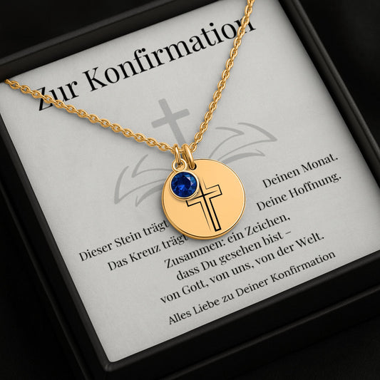 Personalisierte Konfirmationskette mit Kreuz-Anhänger und Geburtsstein in goldener Fassung, präsentiert in einer eleganten schwarzen Geschenkbox mit herausnehmbarer Karte. Im Hintergrund dunkler Hintergrund. Ideal als Geschenk zur Konfirmation, Firmung oder Geburtstag für junge Frauen.