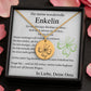 Personalisierte Kleeblatt-Halskette aus Edelstahl, 18k Rosé Gold plattiert oder 18K vergoldetem Edelstahl für Enkelinnen – mit fein graviertem vierblättrigem Klee als Symbol für Liebe, Stärke und Glück. Die Halskette liegt in einer stilvollen Schmuckbox mit herzlicher Botschaft von Oma. Optional personalisierbar mit Namen, Datum oder Spruch. Ideal als Geburtstagsgeschenk, Weihnachtsgeschenk oder Taufgeschenk. Hypoallergen, anlaufbeständig und langlebig.