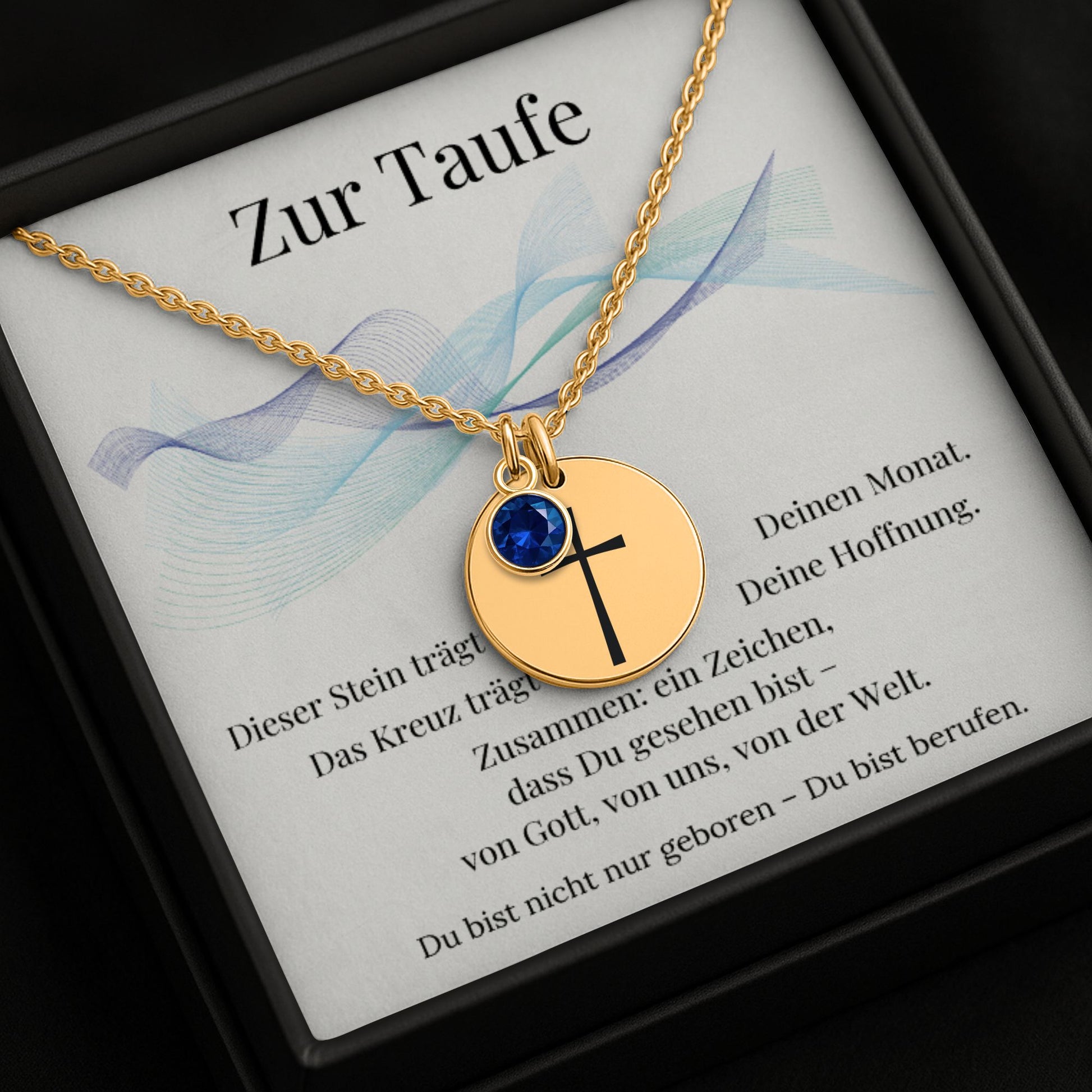Personalisierte Taufkette mit Kreuz-Anhänger und Geburtsstein Anhänger, präsentiert in einer eleganten schwarzen Geschenkbox mit herausnehmbarer Karte. In 3 verschiedenen Varianten. Ideal als Taufgeschenk, Konfirmationsgeschenk oder Geburtstagskette für kleine Tochter.