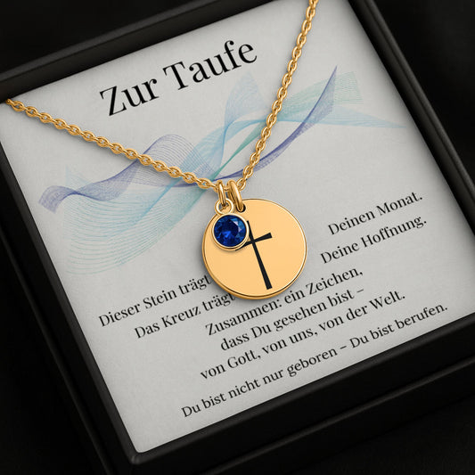Personalisierte Taufkette mit Kreuz-Anhänger und Geburtsstein Anhänger, präsentiert in einer eleganten schwarzen Geschenkbox mit herausnehmbarer Karte. In 3 verschiedenen Varianten. Ideal als Taufgeschenk, Konfirmationsgeschenk oder Geburtstagskette für kleine Tochter.