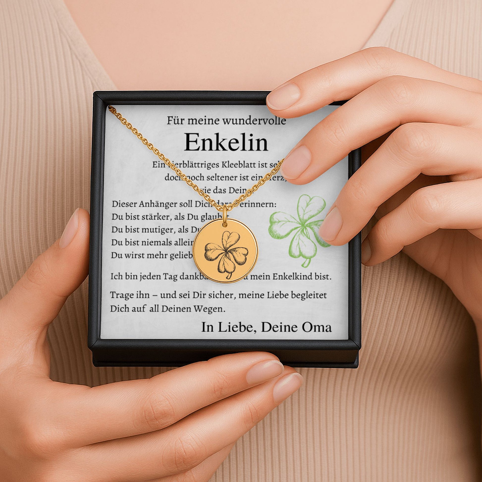 Personalisierte Kleeblatt-Halskette aus Edelstahl, 18k Rosé Gold plattiert oder 18K vergoldetem Edelstahl für Enkelinnen – mit fein graviertem vierblättrigem Klee als Symbol für Liebe, Stärke und Glück. Die Halskette liegt in einer stilvollen Schmuckbox mit herzlicher Botschaft von Oma. Optional personalisierbar mit Namen, Datum oder Spruch. Ideal als Geburtstagsgeschenk, Weihnachtsgeschenk oder Taufgeschenk. Hypoallergen, anlaufbeständig und langlebig.