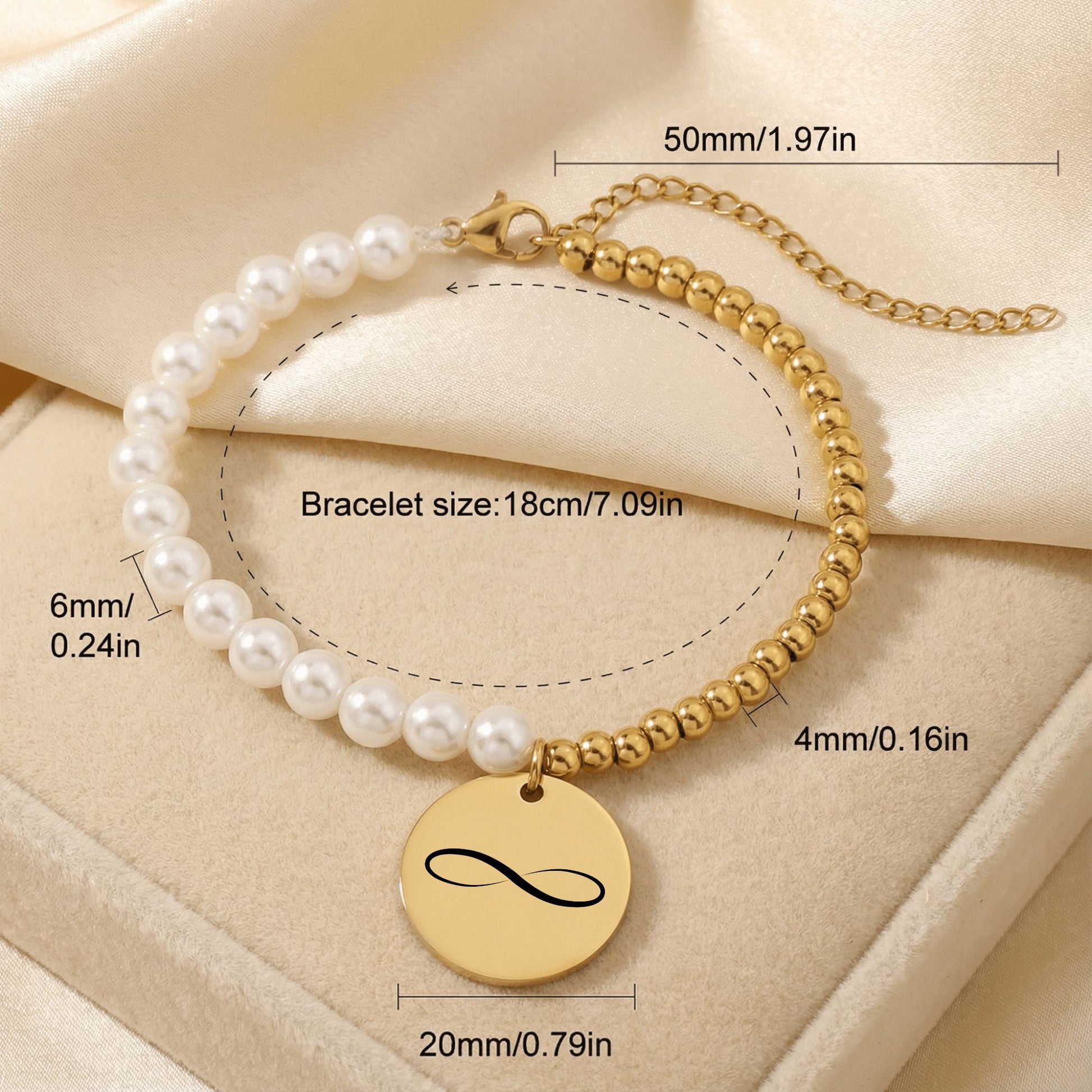Personalisiertes Perlenarmband mit Namen, bestehend aus weißen Perlmuttperlen und goldfarbenen Edelstahlperlen, mit rundem gravierten Münzanhänger in Gold. Präsentiert in einer eleganten Geschenkbox mit der Aufschrift „Du bist mein Lieblingsmensch“. Emotionales Schmuckgeschenk, ideal als personalisiertes Armband, Namensarmband oder Geschenk zum Valentinstag und Jahrestag.