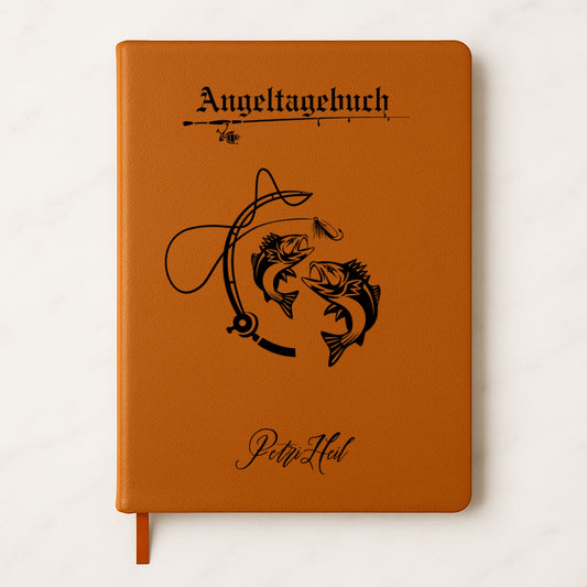 Personalisierbares Angeltagebuch im A5-Format, mit veganem Ledereinband, 200 linierte Seiten, elastischem Verschlussband und Lesezeichen. Perfektes Geschenk für Angler, ideal für Fangberichte und Angelabenteuer. Nachhaltig und stilvoll.