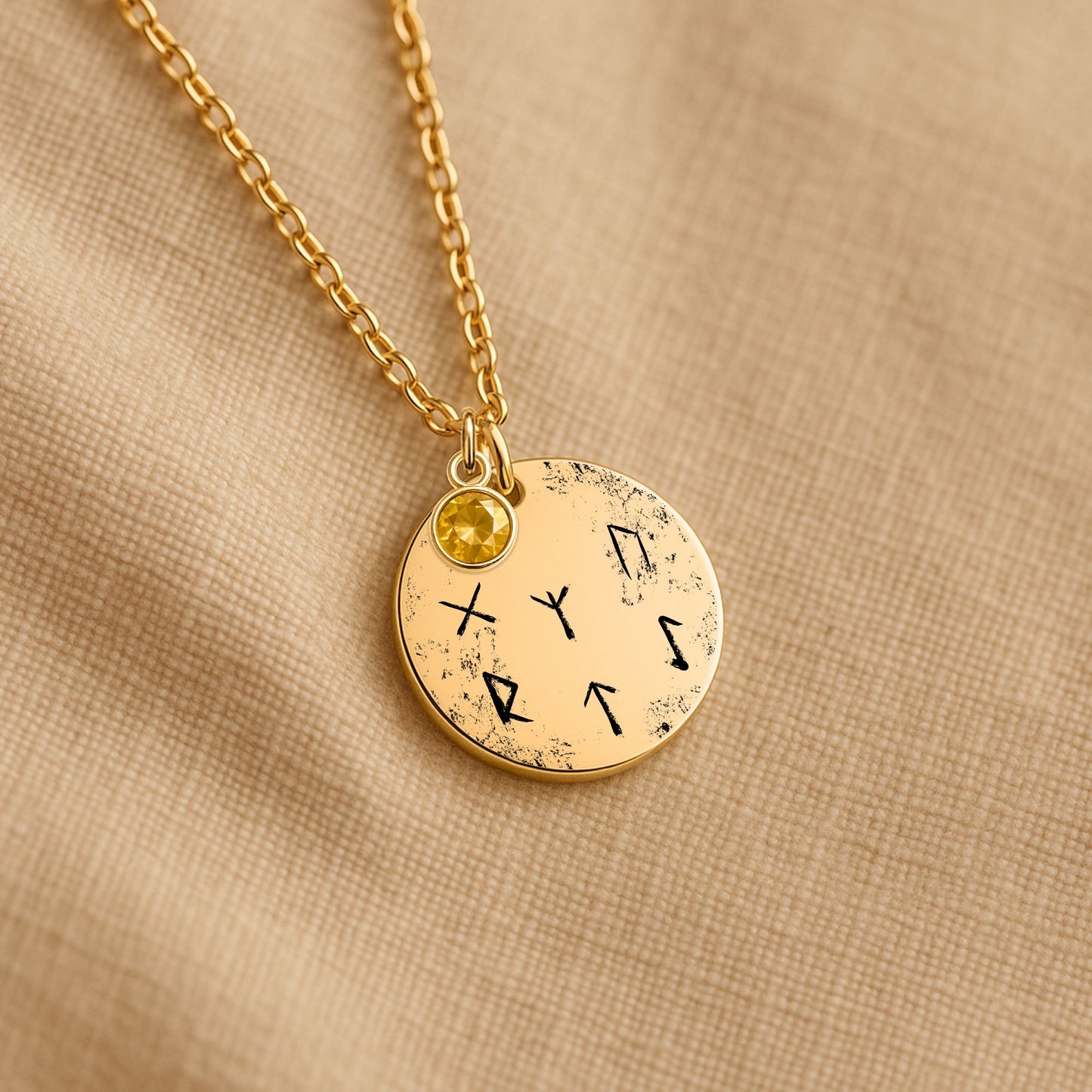 Personalisierbarer Runen-Anhänger aus Edelstahl in Silber, 18K Gold oder Roségold. Enthält sechs Runen des Elder Futhark für Schutz, Kraft, Loyalität und Stärke sowie einen echten Geburtsstein nach Wahl. Anhänger 20×20 mm, Kette 45+5 cm verstellbar, Rückseite bis 50 Zeichen gravierbar. Symbolischer Wikinger-Schmuck, ideal als Geschenk.