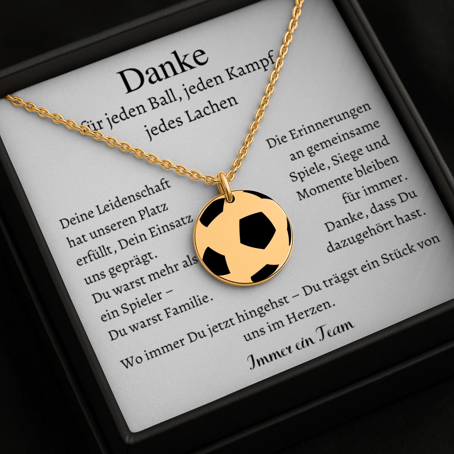 Personalisierte Fußball-Halskette aus Edelstahl mit graviertem Ball-Anhänger in schwarzer Schmuckbox – perfektes Abschiedsgeschenk für Spieler, Team oder Verein.